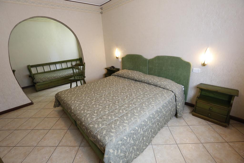 קסטיונה דלה פרסולאנה Hotel Pineta חדר תמונה