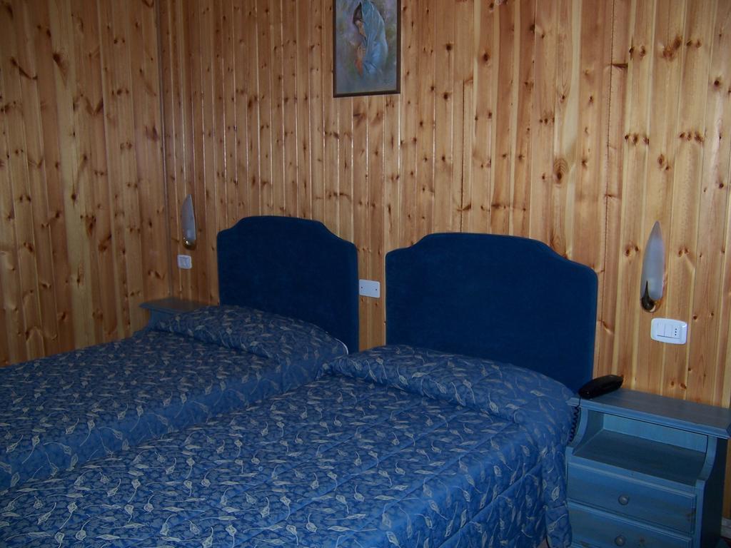 קסטיונה דלה פרסולאנה Hotel Pineta חדר תמונה